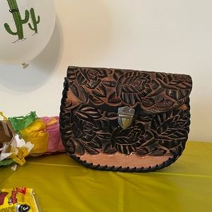Artesanal Mexican shoulder bag. Leather, hand tooled design.